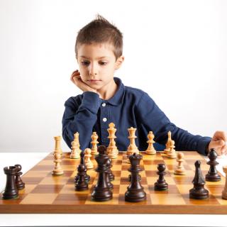 Chłopiec gra w szachy